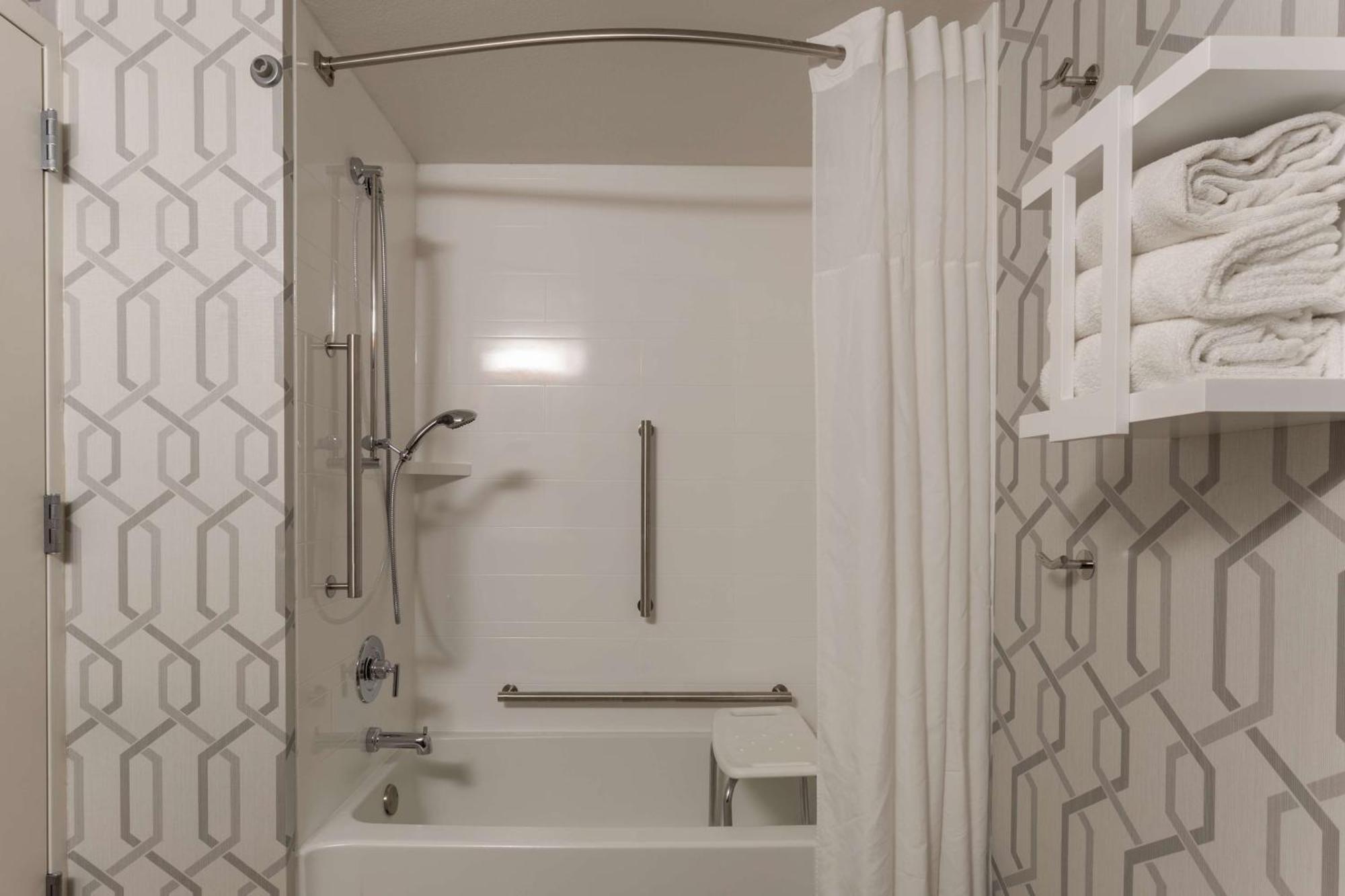 Double Room with Tub - Mobility Accessible/Non-Smoking